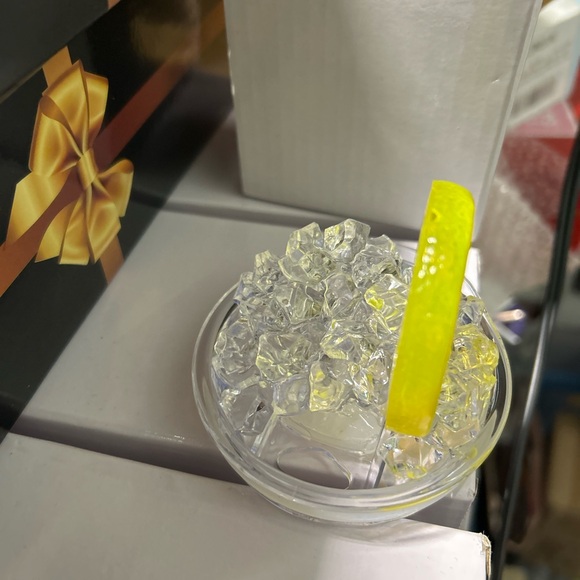 Yellow and White Drinkware Set with Lemon Accents - Picture 3 of 4